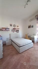 Stanza con bagno privato e cucina condivisa