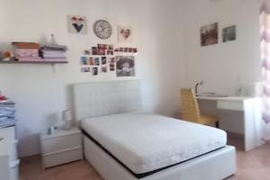 Stanza con bagno privato e cucina condivisa
