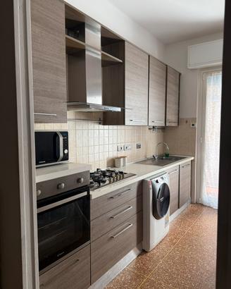 Cucina con elettrodomestici inclusi