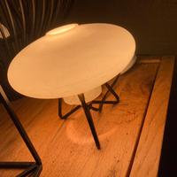 Lampada da tavolo in vetro opalino e metallo di St