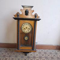 orologio e attaccapanni