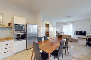 (IN TRATTATIVA) Trilocale in villa con giardino