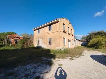 Casa singola con stabili pluriuso e terreno
