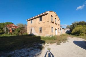 Casa singola con stabili pluriuso e terreno