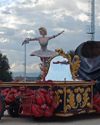 carro allegorico di piccole dimensioni