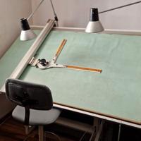 tavolo da disegno con tecnigrafo