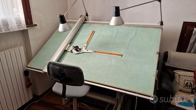 tavolo da disegno con tecnigrafo