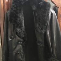 Soprabito in pelle nera con collo in marmotta