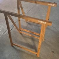 due cavalletti in legno pieghevoli 