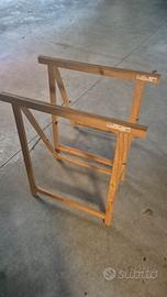 due cavalletti in legno pieghevoli 