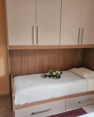 Letto una piazza con armadio a ponte