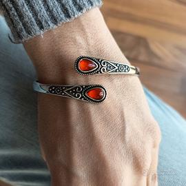 Bracciale Rigido Etnico con Pietre Rosse a Goccia