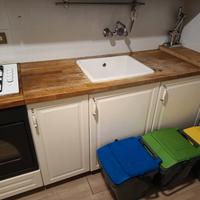 Cucina moderna bianca con mobili pensili