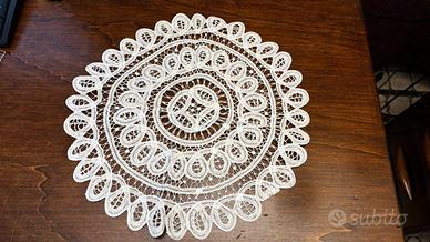 Centrino rotondo in pizzo bianco