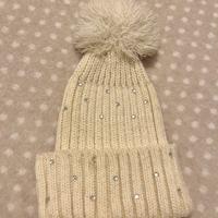 Cappellino con pon pon