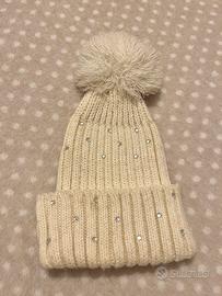 Cappellino con pon pon