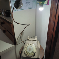 Telefono grigione modificato a lampada
