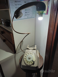 Telefono grigione modificato a lampada