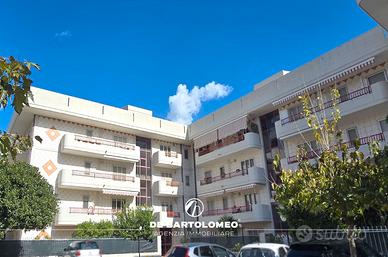 Via L.go Maggiore rifinito app.to con posto auto