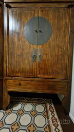 Mobile/armadio di legno in stile orientale