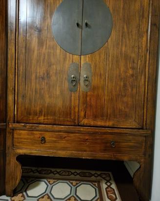 Mobile/armadio di legno in stile orientale