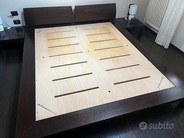 Letto basso con comodini