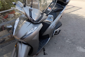 Sh 350i anno 2022 con 4600 km