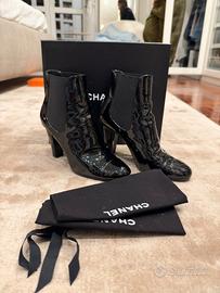 Stivaletti Chanel Chelsea Boot in Pelle Verniciata