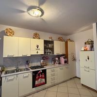 cucina con elettrodomestici