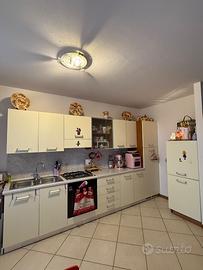 cucina con elettrodomestici