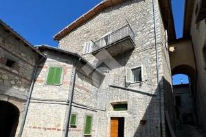 CASA SEMINDIPENDENTE A CASCIA