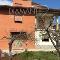 Casa singola divisa in 2 appartamenti con giardino