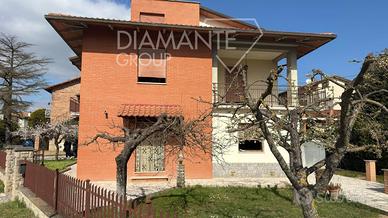 Casa singola divisa in 2 appartamenti con giardino