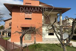 Casa singola divisa in 2 appartamenti con giardino