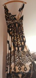 Elegantissimo vestito con disegnato stile etnico.