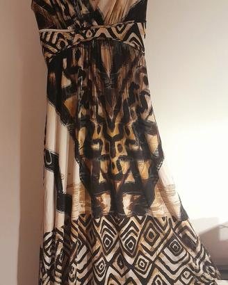 Elegantissimo vestito con disegnato stile etnico.