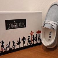 Scarpe in tela azzurro chiaro effetto brillantini.