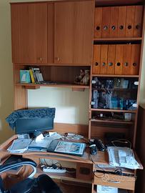 Scrivania accessoriata per computer