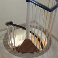 Scala a chiocciola in metallo e legno