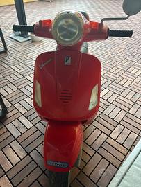 Vespa Piaggio bimbo rossa