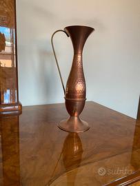 Brocca decorativa in rame martellato – vintage
