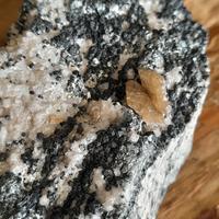 Pennina con quarzo e tormalina minerale