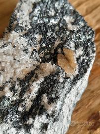 Pennina con quarzo e tormalina minerale