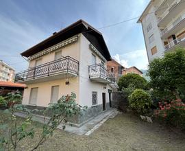 Villa con giardino in zona comoda al centro