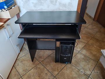 scrivania per PC con sedia