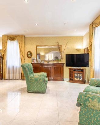 Appartamento di 152 m² con 4 locali e box auto a R