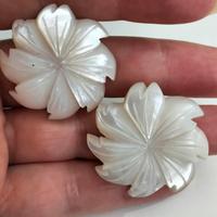 orecchini con fiori in madreperla bianchi 