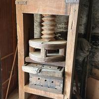 Vecchio torchio in legno antico