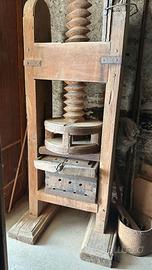 Vecchio torchio in legno antico