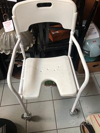 Sedia pieghevole per doccia con ruote